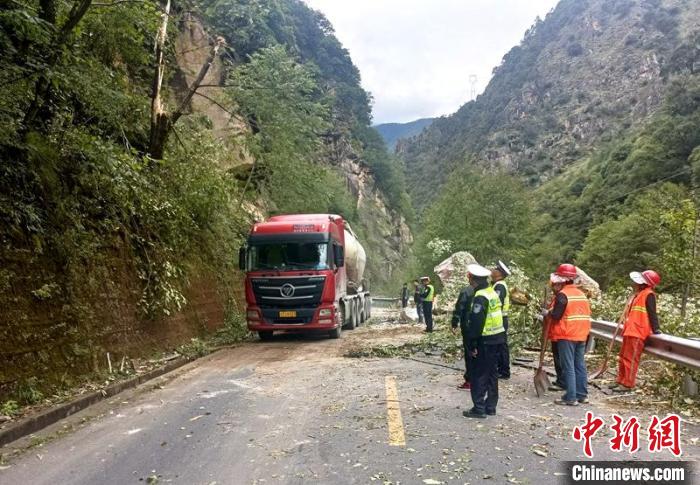 車輛正在通過搶通路段。　甘孜州公安局供圖