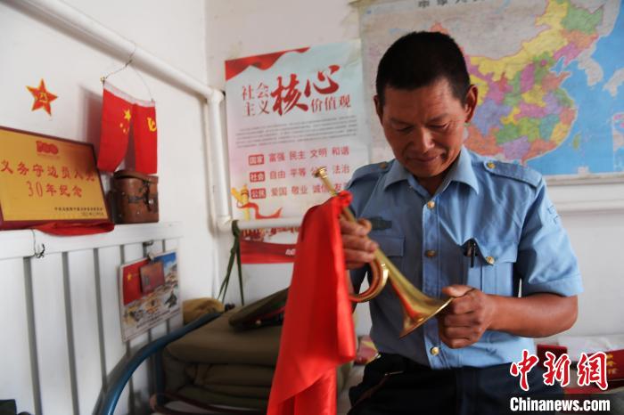 圖為謝建民整理當(dāng)兵時的小號?！『鷸|育 攝