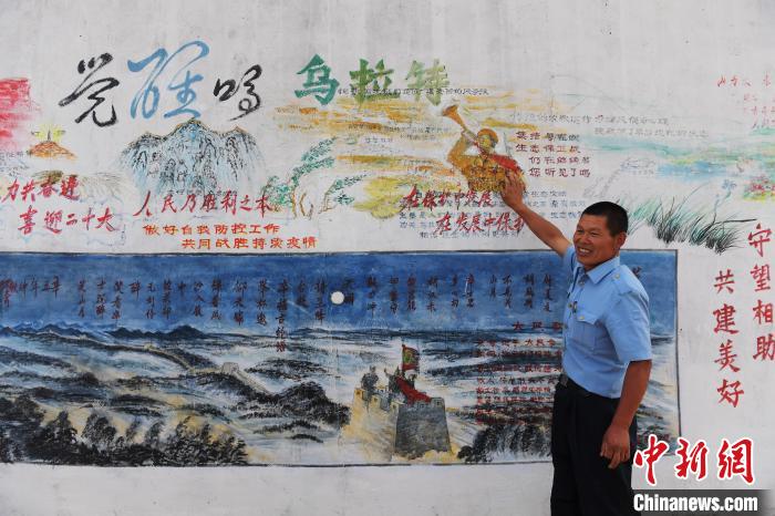 圖為謝建民介紹自己出的墻報?！『鷸|育 攝