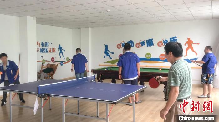 “陽光家園”成員打乒乓現(xiàn)場?！⒂?攝