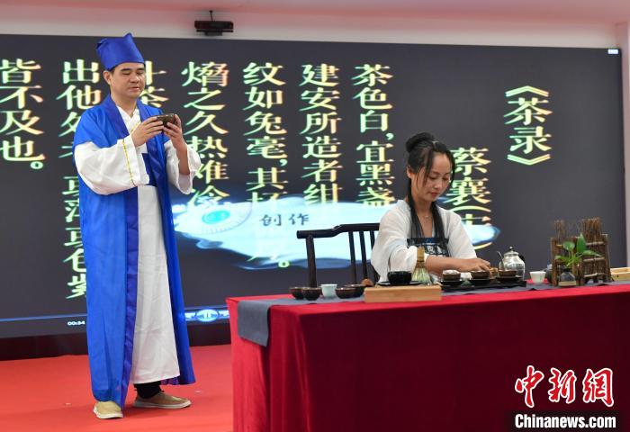 臺胞茶藝師在兩岸社區(qū)交流中心演繹古風茶韻?！蚊?攝