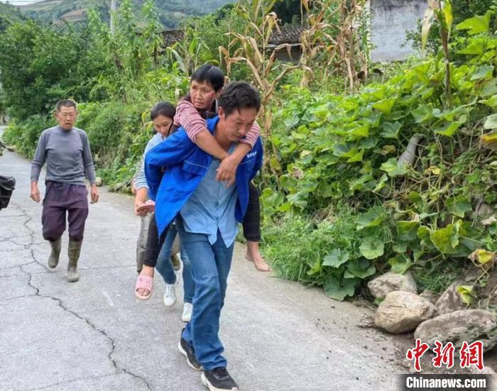 震后，轉(zhuǎn)移受災(zāi)群眾?！≈煸?攝