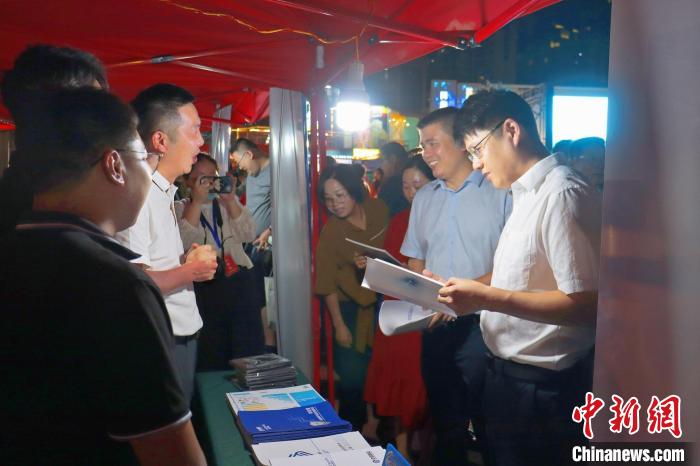 發(fā)放網絡安全知識宣傳冊?！窃式?攝