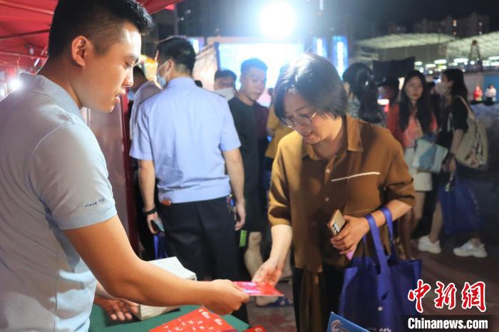 分發(fā)網絡安全知識宣傳冊。　吳允杰 攝