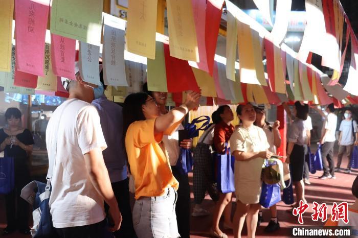 市民猜燈謎學習網絡安全知識?！窃式?攝