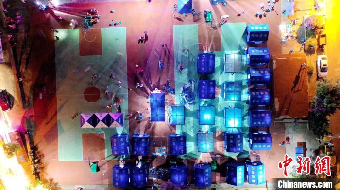 空中俯瞰石棉縣震后一處臨時(shí)安置點(diǎn)?！〔茼?攝