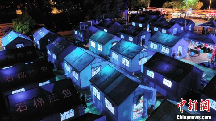 雅安石棉縣震后臨時(shí)安置點(diǎn)。　曹頎 攝