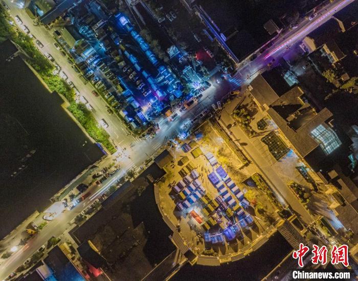 瀘定縣磨西古鎮(zhèn)震后的第一夜?！⊥貘欙w 攝