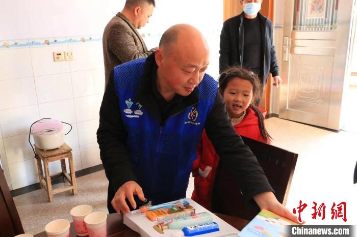 常山縣志愿者給救助對象送文具?！钪胰?攝