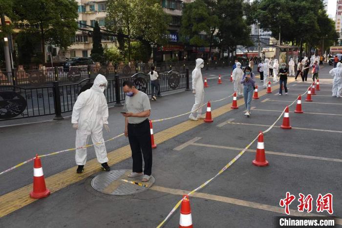 圖為貴陽(yáng)民眾有序進(jìn)行核酸檢測(cè)?！≈芗t光 攝
