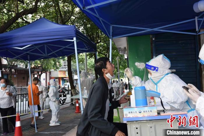 圖為貴陽(yáng)民眾有序進(jìn)行核酸檢測(cè)?！≈芗t光 攝