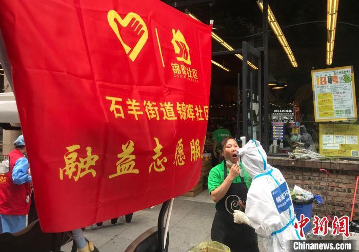 成都街頭，流動(dòng)核酸采樣車正在進(jìn)行核酸采樣。　王磊 攝