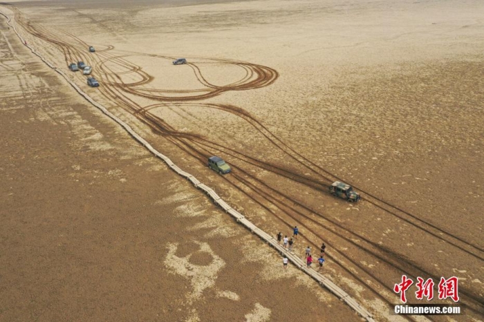 近日，江西九江，在鄱陽湖都昌縣多寶鄉(xiāng)水域，嚴重干旱導致湖區(qū)持續(xù)“縮水”，水底明代石橋露出“廬山真面目”，石橋長2930米，有1100多孔，所以得名“千眼橋”。圖片來源：視覺中國