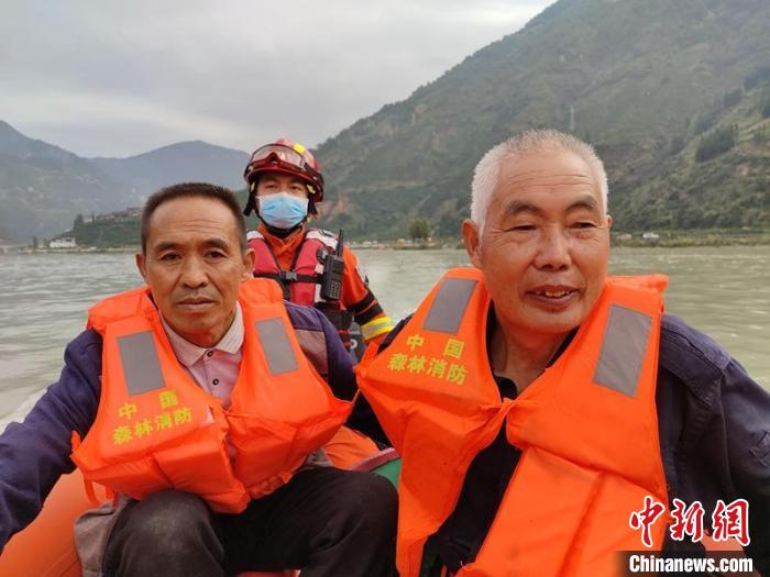 森林消防員利用橡皮艇轉(zhuǎn)移群眾?！∷拇ㄉ窒拦﹫D