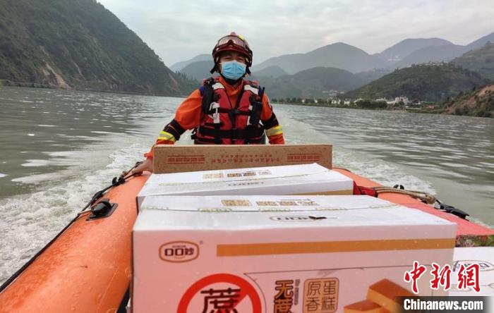 森林消防員正在運(yùn)送食品前往道路中斷的受災(zāi)區(qū)域?！∷拇ㄉ窒拦﹫D