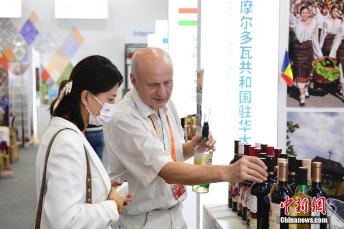 摩爾多瓦參展商在服貿會首鋼園展區(qū)為參觀者介紹商品。 中新社記者 田雨昊 攝