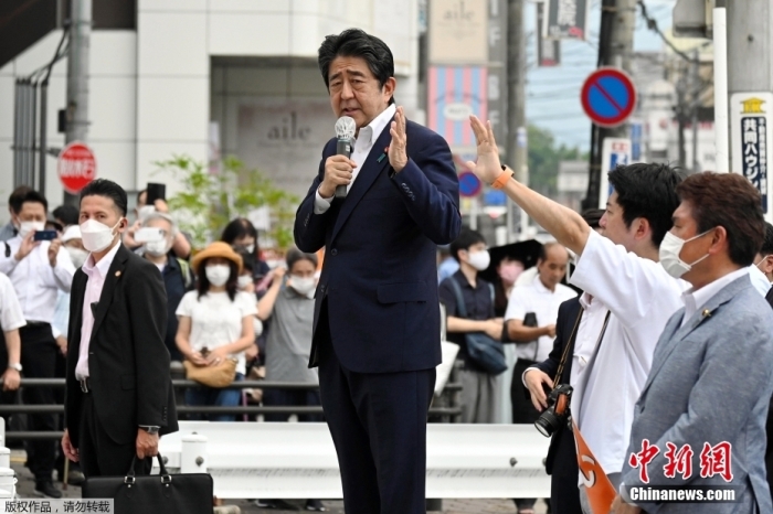 當?shù)貢r間7月8日，日本前首相安倍在奈良市進行演講時遭到槍擊。日媒稱，嫌疑人已被警方控制。圖為日本前首相安倍晉三在遭遇槍擊前，正在進行街頭演講。圖片來源：視覺中國