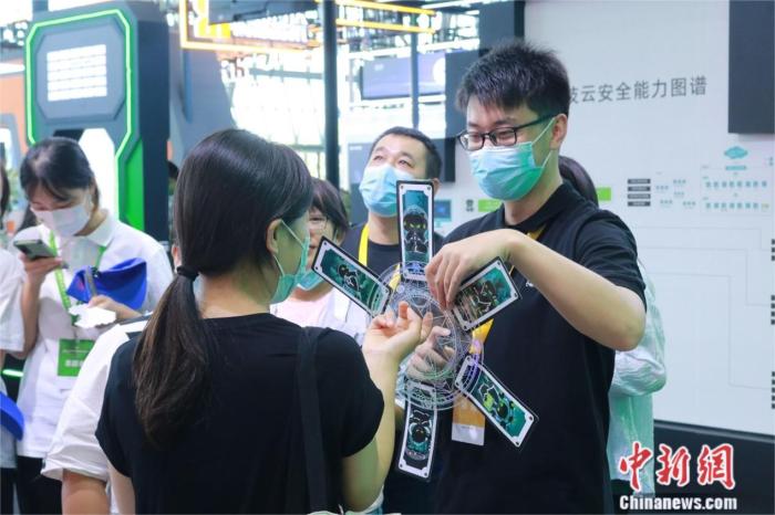 圖為觀眾體驗網(wǎng)絡(luò)安全小游戲 劉歡攝