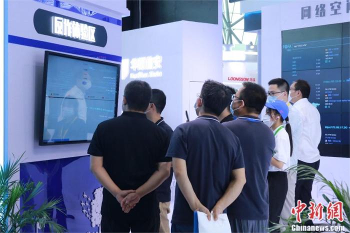 圖為觀眾在反詐體驗區(qū)了解網(wǎng)絡(luò)安全知識 劉歡攝