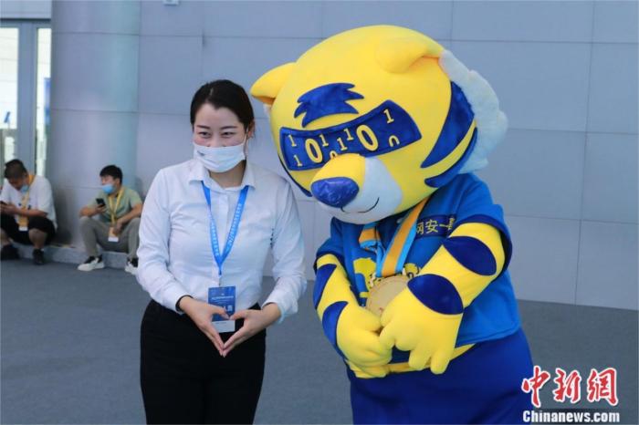 圖為工作人員與網(wǎng)絡(luò)安全卡通人偶互動 劉歡攝