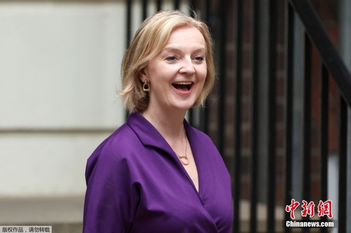 當?shù)貢r間9月5日，英國議會下院保守黨籍議員團體“1922委員會”主席格雷厄姆·布雷迪宣布，伊麗莎白·特拉斯當選英國保守黨黨首，將接任英國首相。圖為當?shù)貢r間9月5日，伊麗莎白·特拉斯現(xiàn)身保守黨總部。