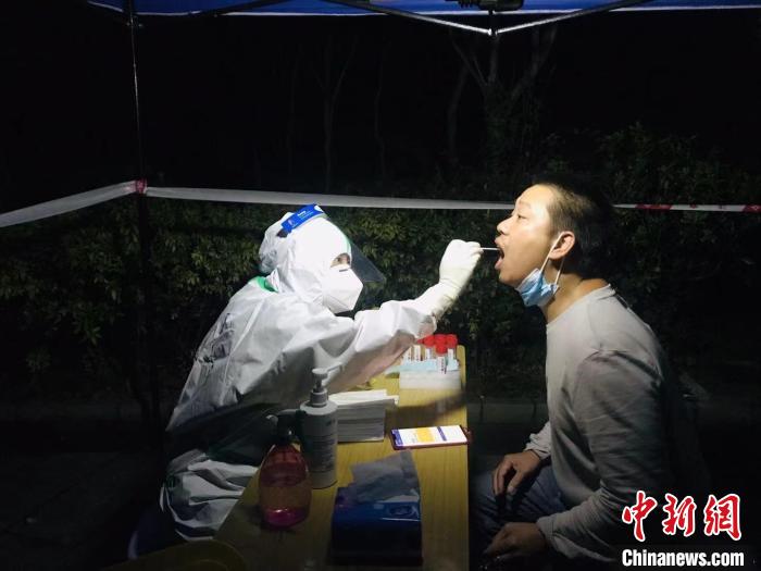 圖為貴陽(yáng)民眾進(jìn)行核酸檢測(cè)。　張偉 攝