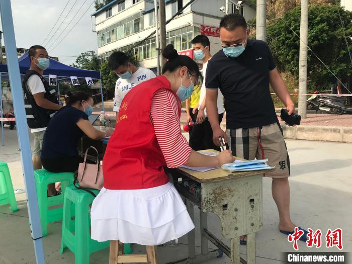 黃歡在做志愿服務(wù)?！↑S平 攝