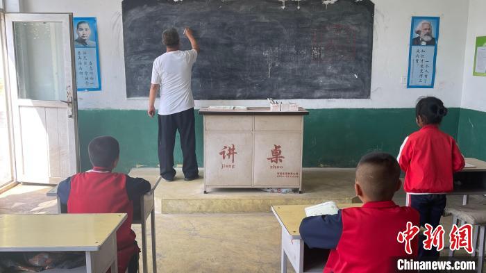 24年來，姚建扎根農(nóng)村，工作兢兢業(yè)業(yè)，將自己的青春和激情全部獻(xiàn)給了家鄉(xiāng)的孩子們?！垐@園 攝