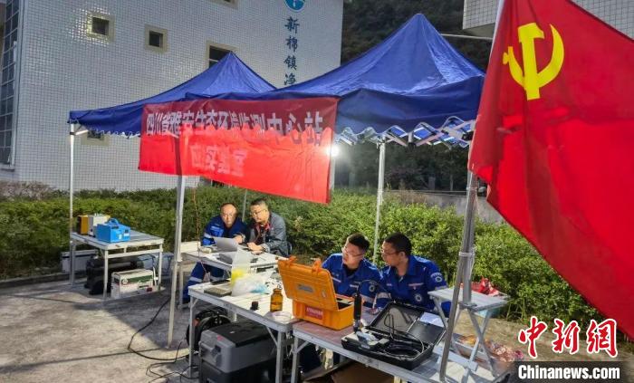 四川生態(tài)環(huán)境系統(tǒng)開展地震應(yīng)急監(jiān)測。　四川省生態(tài)環(huán)境廳供圖