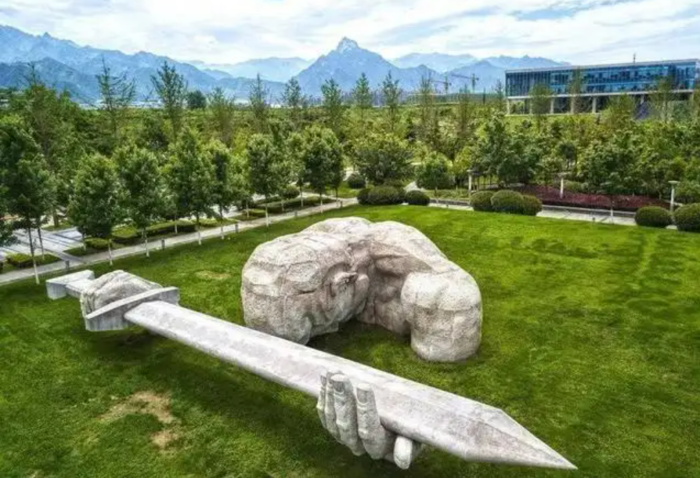 圖為西北工業(yè)大學(xué)著名的“為國鑄劍，隱姓埋名”雕塑