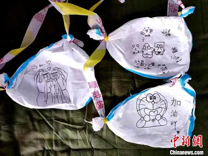 圖為志愿者創(chuàng)作的“最萌戰(zhàn)包”?！∥鲗幨型êＢ方值拦﹫D