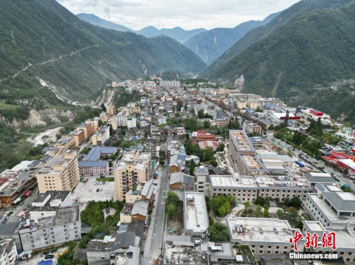資料圖：9月6日，航拍四川甘孜州瀘定縣磨西鎮(zhèn)。9月5日12時52分，四川甘孜州瀘定縣發(fā)生6.8級地震，震源深度16千米。(無人機照片) <a target='_blank' href='/'>中新社</a>記者 張浪 攝
