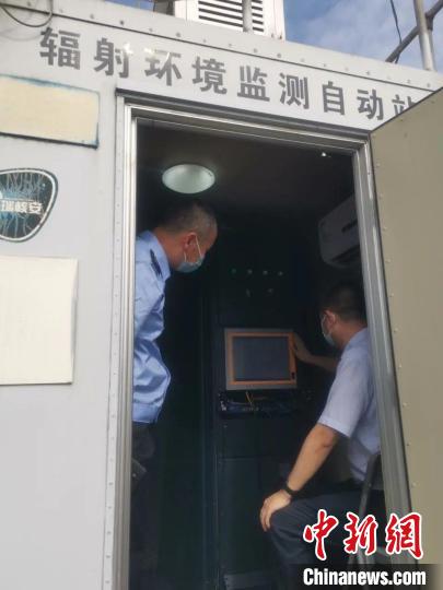 工作人員開(kāi)展環(huán)境風(fēng)險(xiǎn)隱患排查。　四川省生態(tài)環(huán)境廳 攝