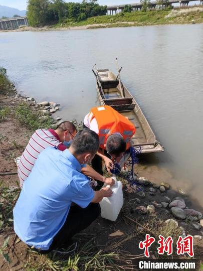 工作人員開(kāi)展環(huán)境風(fēng)險(xiǎn)隱患排查。　四川省生態(tài)環(huán)境廳 攝