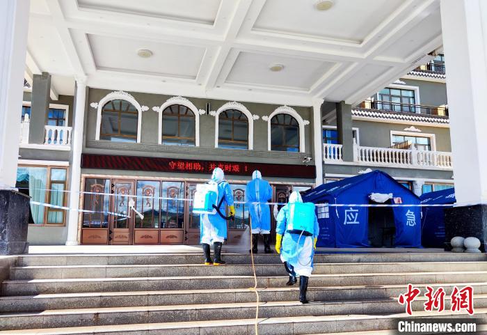 圖為現(xiàn)場消殺作業(yè)?！∏嗪Ｊ〉胤讲☆A防控制所 供圖