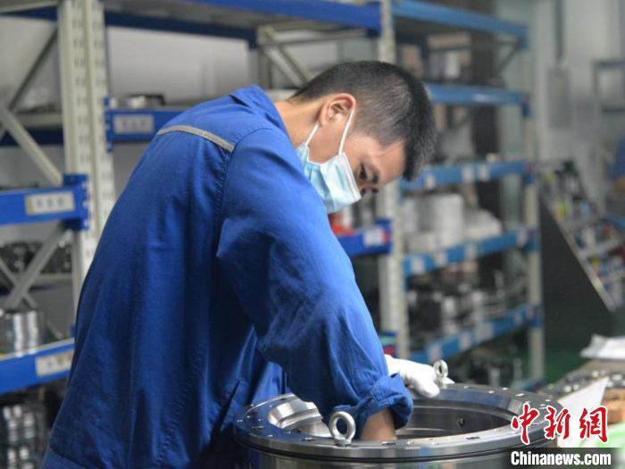 中密控股員工在一線生產(chǎn)。　中密控股 供圖