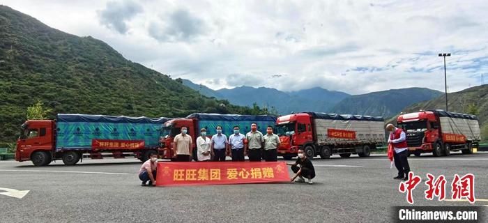 9月7日，四川臺(tái)企旺旺成都總廠與瀘定縣委縣政府辦理完了6865箱旺仔牛奶、咖啡等物資交接手續(xù)。當(dāng)日，由四川臺(tái)資企業(yè)康師傅集團(tuán)和旺旺集團(tuán)成都總廠捐贈(zèng)的價(jià)值超100萬元人民幣的救災(zāi)物資送至瀘定縣。 <a target='_blank' href='/'>中新社</a>發(fā) 四川省臺(tái)辦 供圖