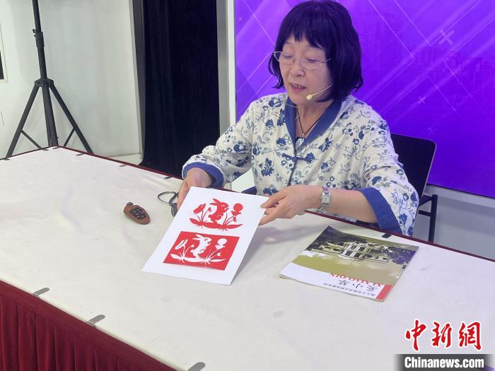 國(guó)家級(jí)非遺傳承人奚小琴剪出陰陽剪紙“玉兔拜月” 繆璐 攝