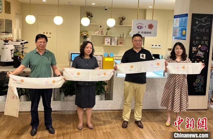 慈善需要商業(yè)化、市場(chǎng)化，光靠社會(huì)“愛(ài)心”難以解決自閉癥患者自我造血的根本問(wèn)題?！§o安區(qū)新聞辦供圖