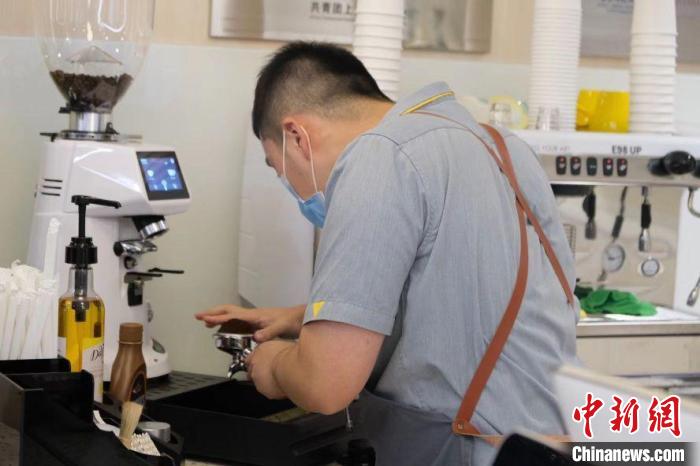 咖啡館員工認(rèn)真工作?！§o安區(qū)新聞辦供圖