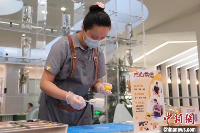 “星星的孩子”開(kāi)啟自食其力的生活。　靜安區(qū)新聞辦供圖