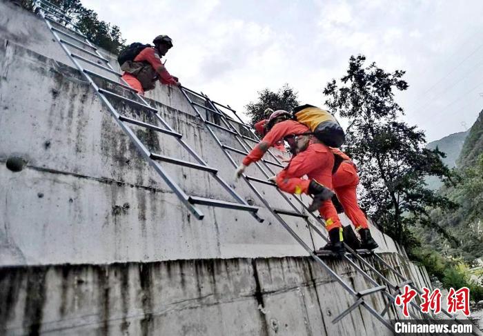 四川消防救援人員開展救援?！∷拇ㄏ?供圖