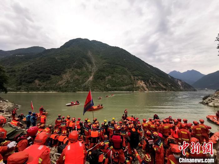 四川消防救援人員開展救援。　四川消防 供圖