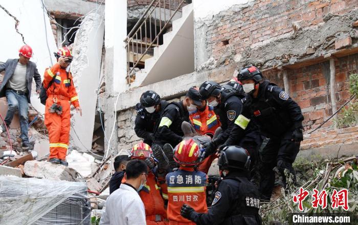 四川消防救援人員開展救援?！∷拇ㄏ?供圖