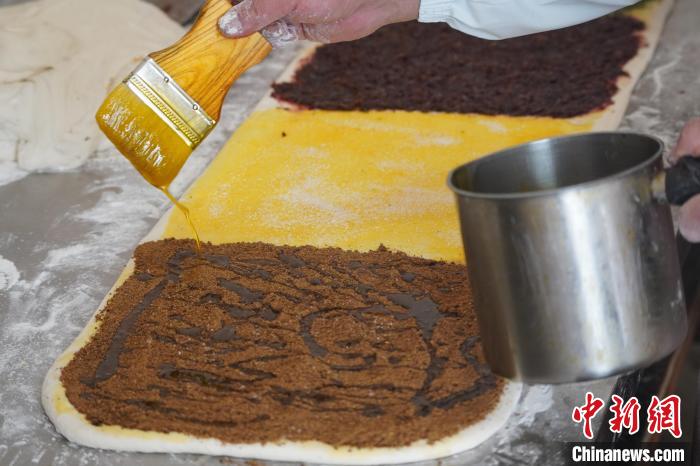 圖為老板正在制作“千層”老月餅?！钅?攝