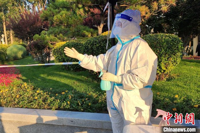 青海西寧母女并肩抗疫：“長大后，我就成了你”