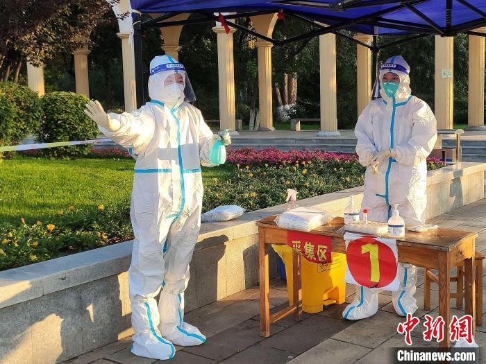 圖為女兒張會麗在核酸檢測點(diǎn)消殺?！』⑴_街道辦供圖