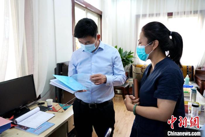 圖為疫情下昌都稅務(wù)人忙碌辦公?！〔际卸悇?wù)局供圖