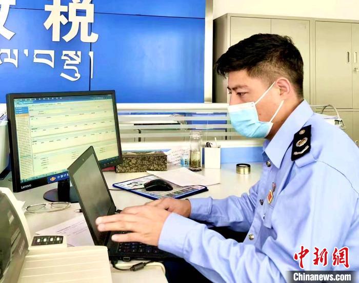 圖為疫情下昌都稅務(wù)部門推出多項線上服務(wù)，工作人員堅守崗位?！〔际卸悇?wù)局供圖