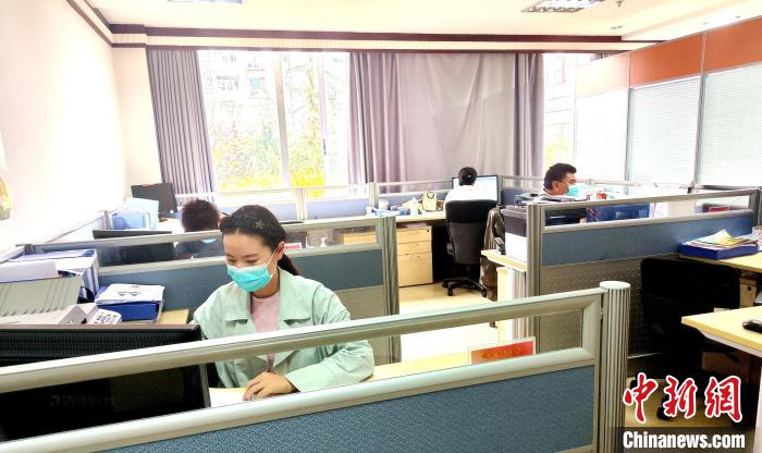 圖為疫情下昌都稅務(wù)部門推出多項線上服務(wù)，工作人員堅守崗位?！〔际卸悇?wù)局供圖